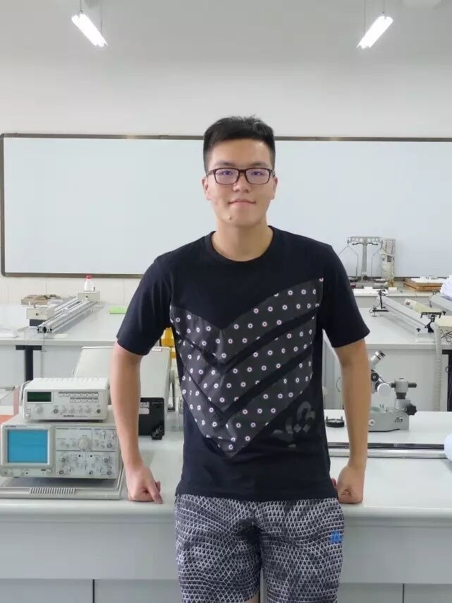 张晨星同学学子照片
