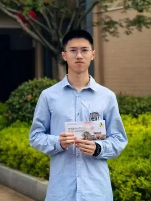 吴瑞喆同学学子照片