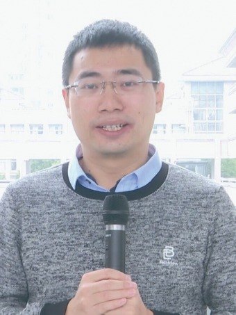 闻一龙同学学子照片